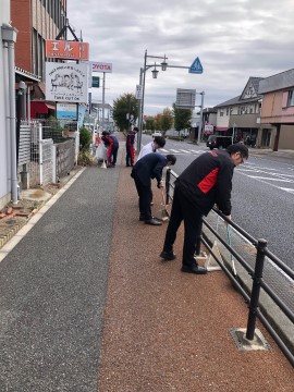 ☆周辺道路清掃しました☆